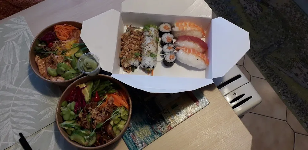 Poke Bowl Poulet Et Saumon Plateau Découverte Sushis